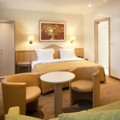 Aragon Hotel Image